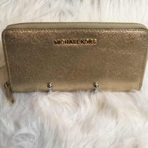 🎉HOST PICK🎉Stunning Micheal Kors 2pc Wallet/Wristlet Set - Picture 3 of 13